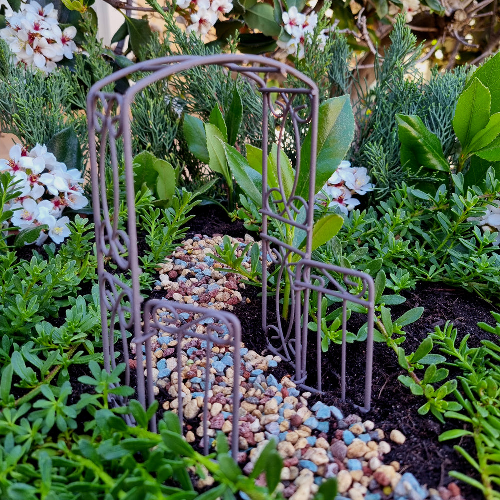 Metal Garden Arbour with Gate - Rust Brown